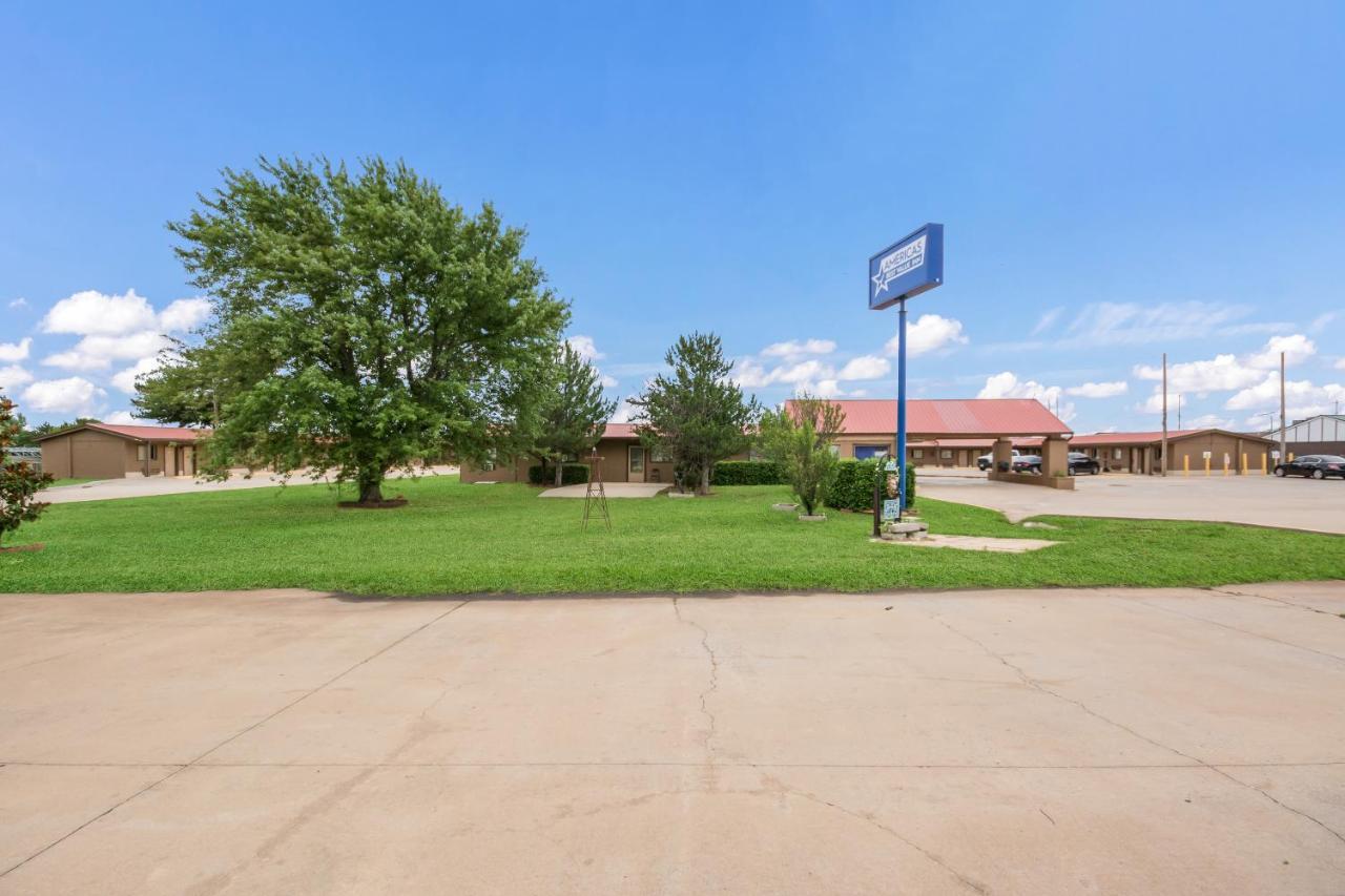 Americas Best Value Inn Woodward At 8Th St Buitenkant foto