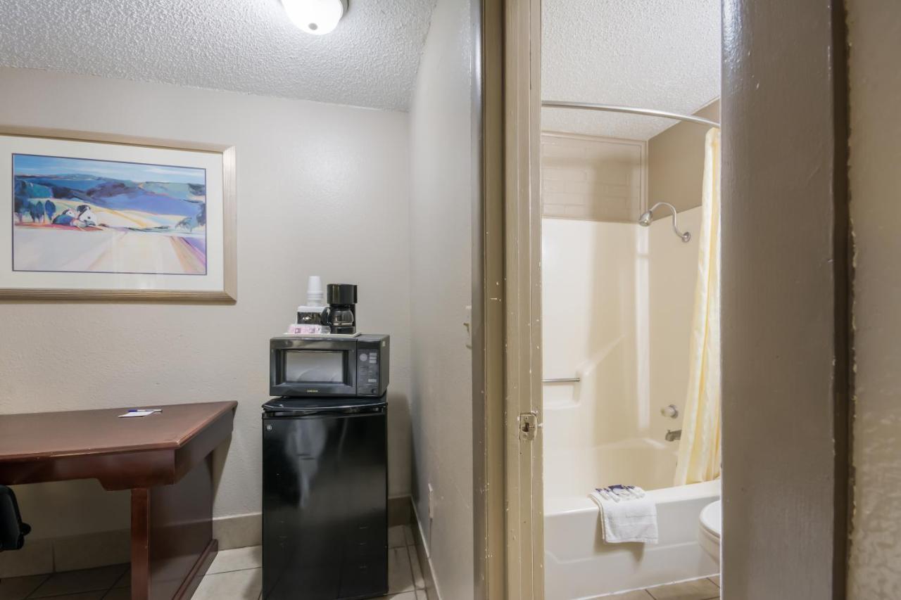 Americas Best Value Inn Woodward At 8Th St Buitenkant foto