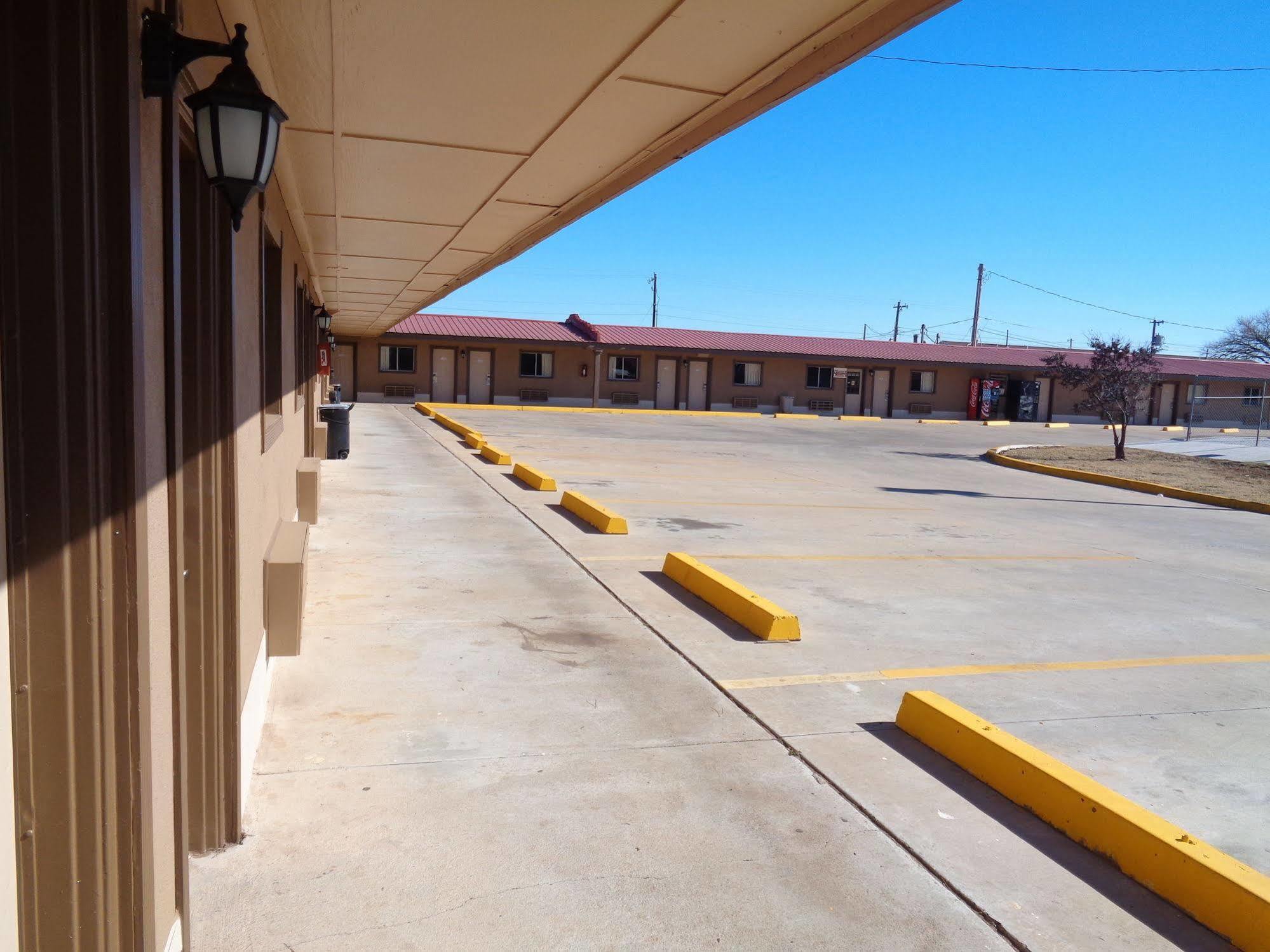 Americas Best Value Inn Woodward At 8Th St Buitenkant foto